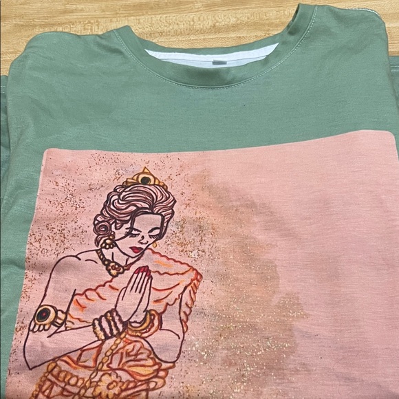 S/M Green Graphic T-Shirt with Asian Lady Prayer. Happy New Year 2026 - Picture 8 of 8